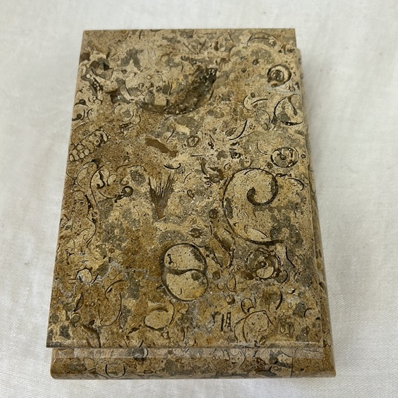 - Vintage heavy marble jewelry/snuff box with gold tone accents and red l… - Picture 8 of 10